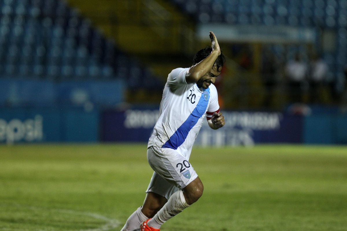 Carlos Ruiz y su tradicional festejo quedará en la historia del futbol guatemalteco. (Foto Prensa Libre: Hemeroteca PL)