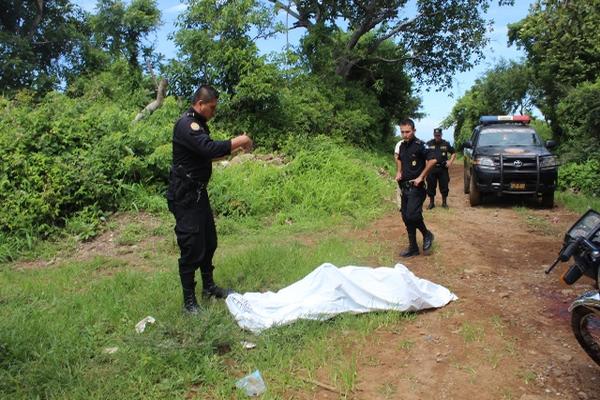 Autoridades trabajan en el lugar donde murió baleado un hombre en Jalpatagua, Jutiapa. (Foto Prensa Libre: Óscar González).