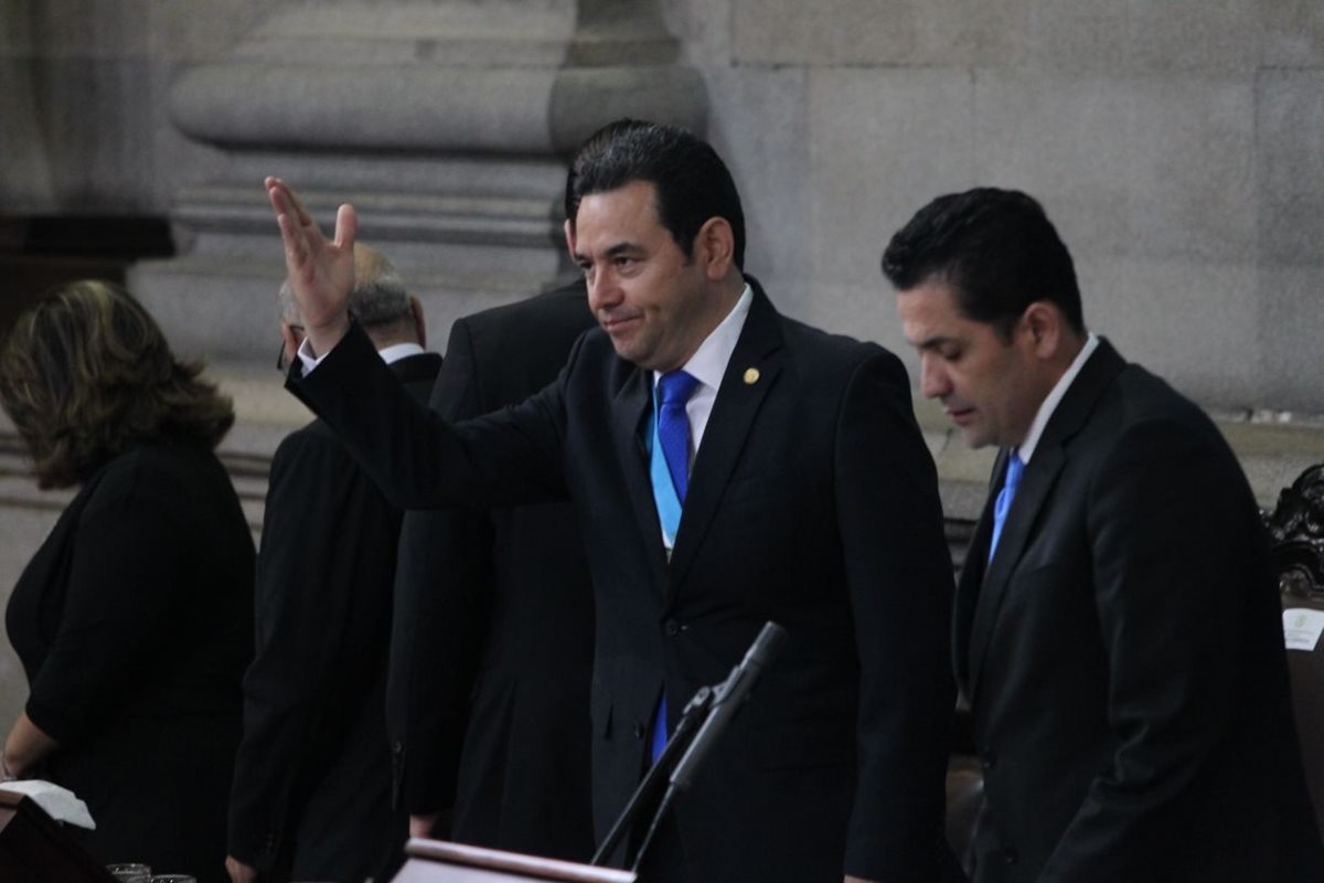 Presidente saluda a los diputados en el Pleno del Congreso. (Foto Prensa Libre: Érick Ávila)