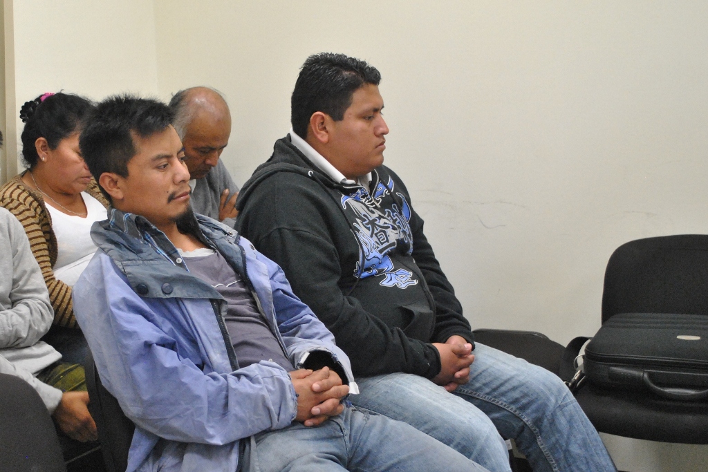 Los dos sindicados escuchan la decisión del juez, en Quetzaltenango. (Foto Prensa Libre: María José Longo)