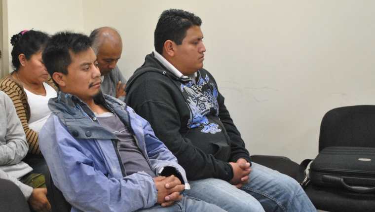 Los dos sindicados escuchan la decisión del juez, en Quetzaltenango. (Foto Prensa Libre: María José Longo)