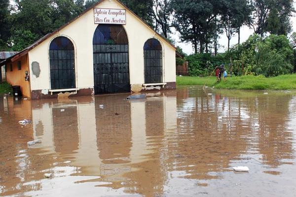 Las lluvias de este miércoles dejaron vivendas inundadas y daños materiales en El Tejar, Chimaltenango (Foto Prensa Libre: Victor Chamalé)