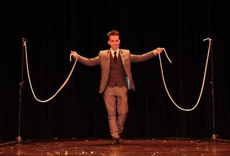 Ben Aguilar, de El Salvador, hace magia con cuerdas.