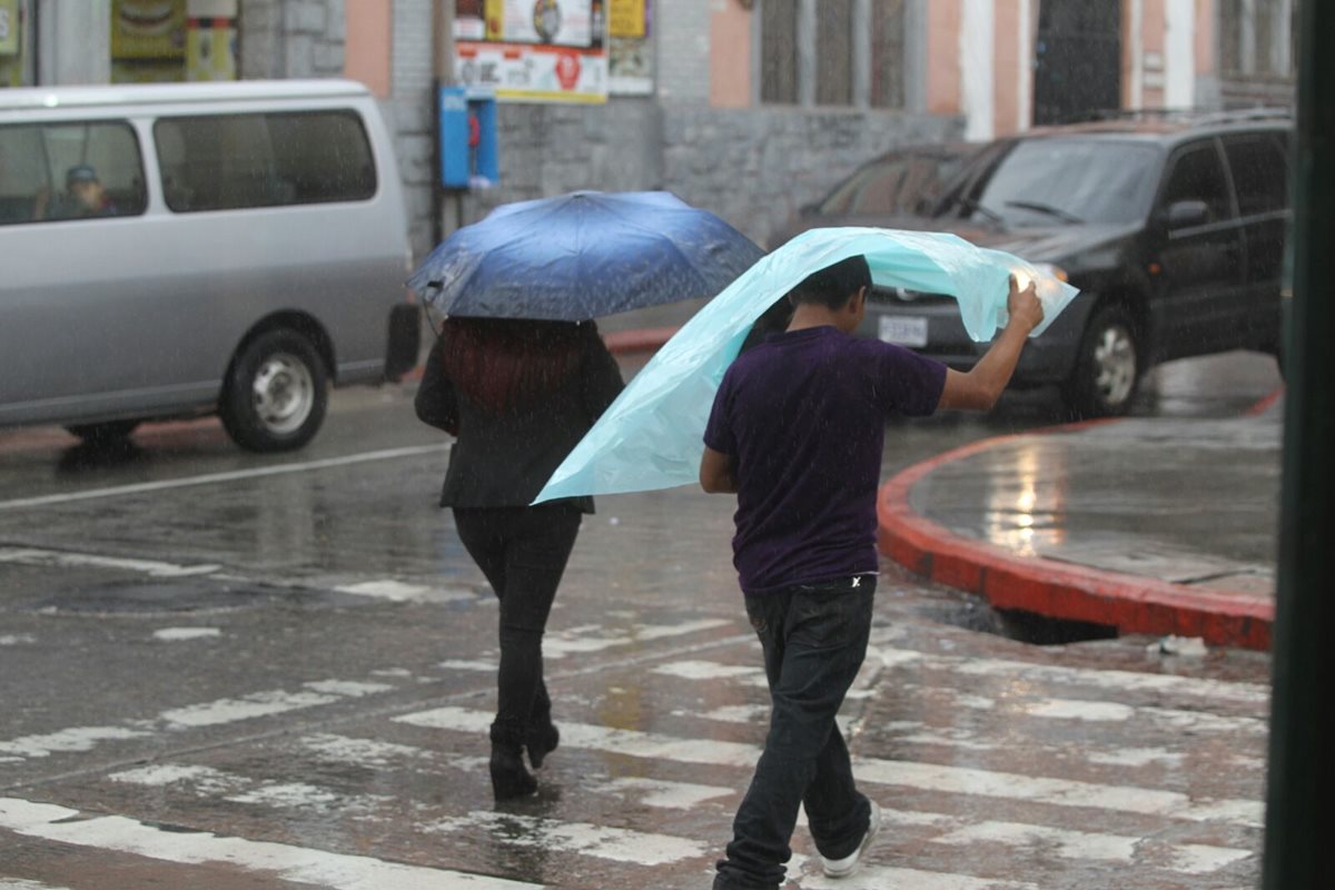 El período lluvioso se extenderá todo octubre y será hasta la primera semana de noviembre que comience la época fría, según el Insivumeh. (Foto Prensa Libre: Hemeroteca PL)