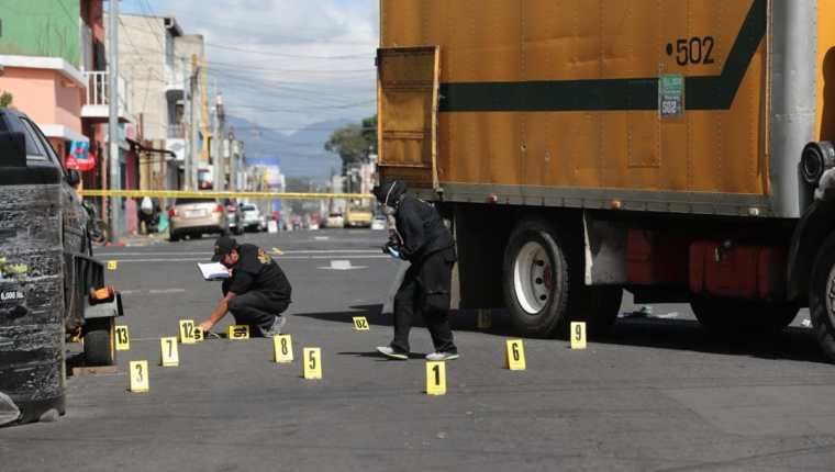 Agentes del MP buscan indicios del ataque armado contra el recolector de basura. (Foto Prensa Libre: Érick Ávila)