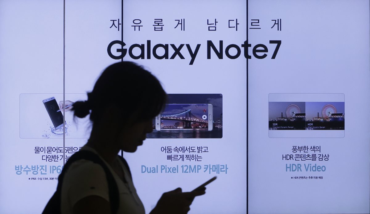 Solo se venderán 400 mil unidades del nuevo smartphone de Samsung. (Foto Prensa Libre: AP)