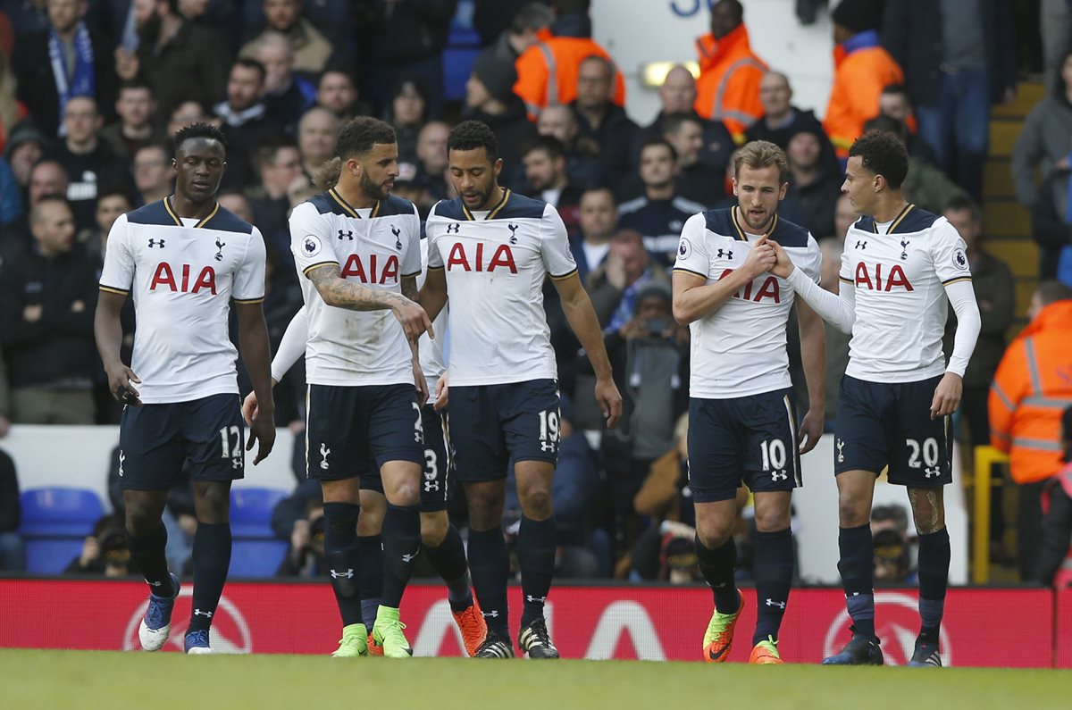 Harry Kane celebra el gol que abrió el camino al triunfo al Tottenham. (Foto Prensa Libre: AP)