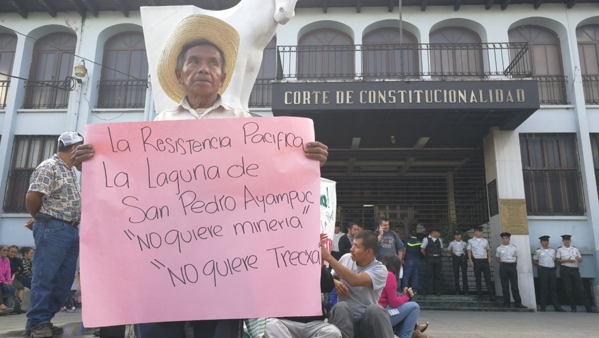 Una persona de la tercera edad sostiene una pancarta frente en rechazo a la actividad minera. (Foto Prensa Libre: Érick Ávila)