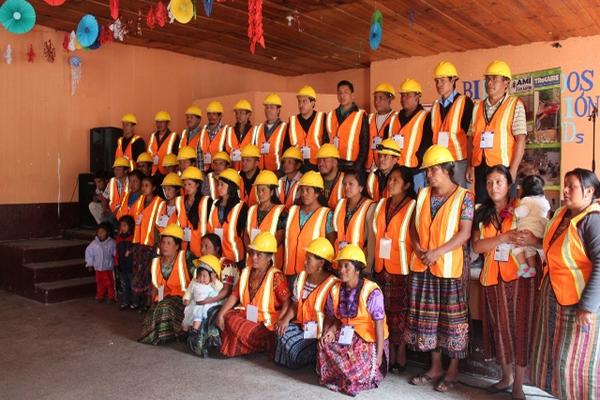 Parte del grupo que recibió su acreditación como miembros de las coordinadoras locales para la reducción de desastres, en Santa Lucía Utatlán. (Foto Prensa Libre: Édgar Sáenz)