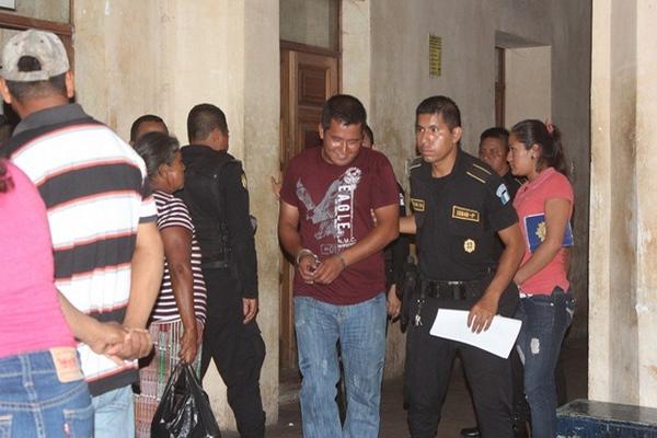 Silverio Juárez, agente de la PMP capturado con arma ilegal, es ingresado a la subestación 33-11, en Mazatenango. (Foto Prensa Libre: Danilo López)
