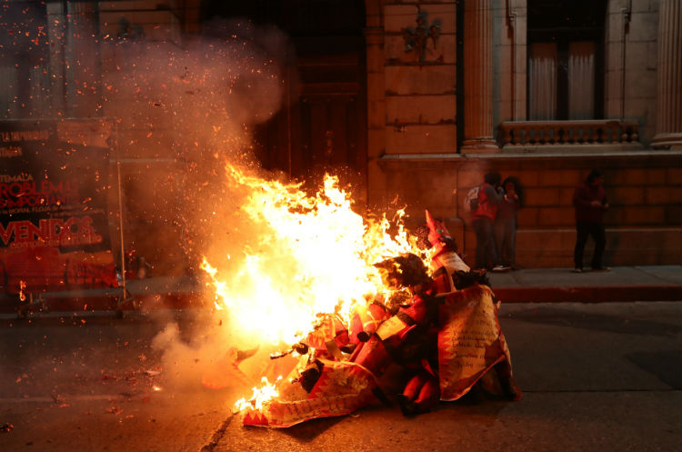 Varios guatemaltecos participaron el 7 de diciembre en la tradicional quema del diablo.