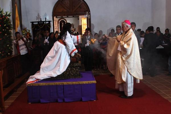 El obismo Gonzalo de Villa consagra la imagen de Jesús Nazareno de Poromá, en Tecpán Guatemala, Chimaltenango. (Foto Prensa Libre: José Rosales)