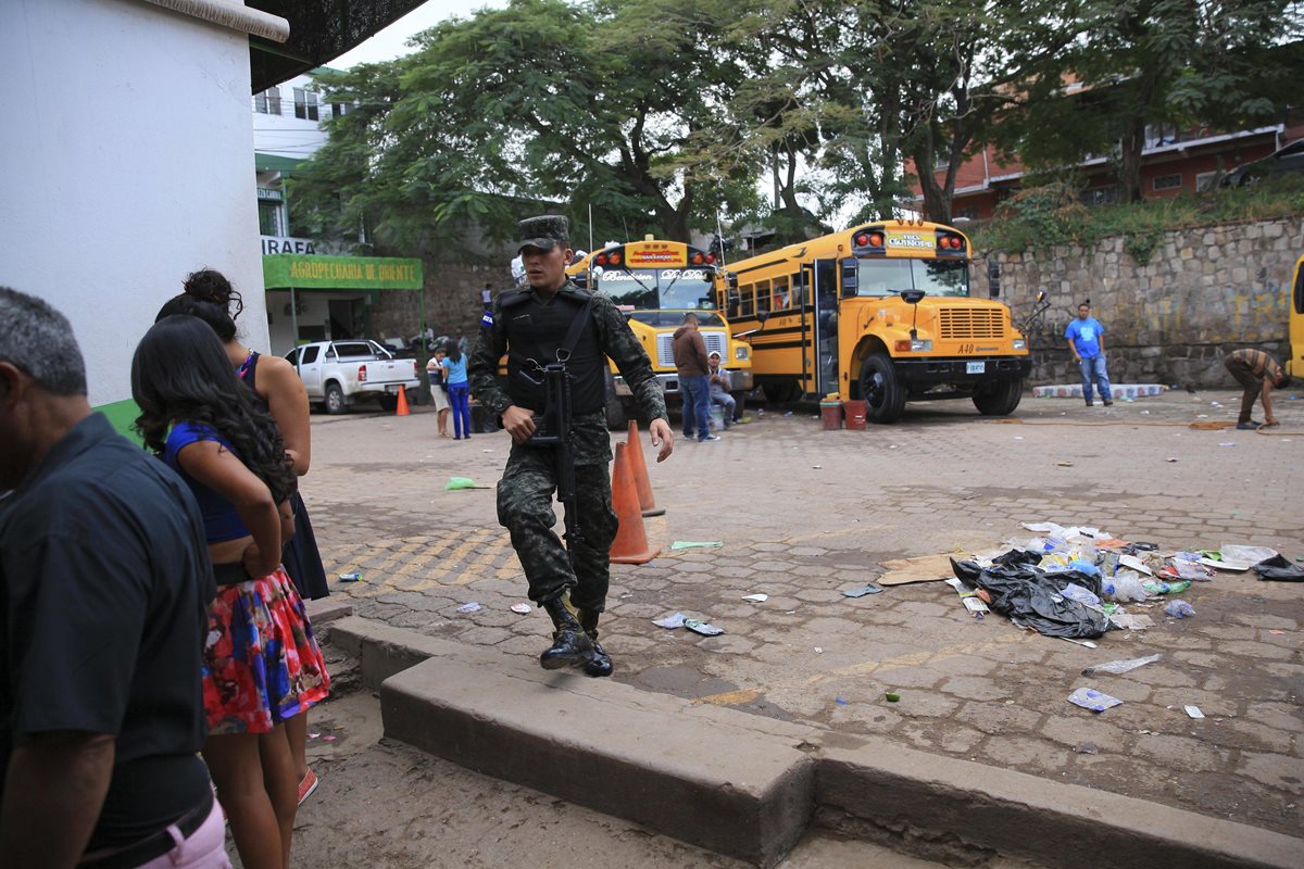 Un soldado camina en Tegucigalpa, capital de Honduras, uno de los países más violentos de Centroaméria. (Foto Prensa Libre: EFE).