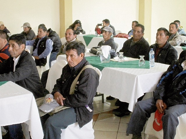 Líderes comunitarios se reunieron con autoridades del Gobierno para exigirles que se decrete estado de Sitio en Ixquisis, San Mateo Ixtatán. (Foto Prensa Libre: Mike Castillo)