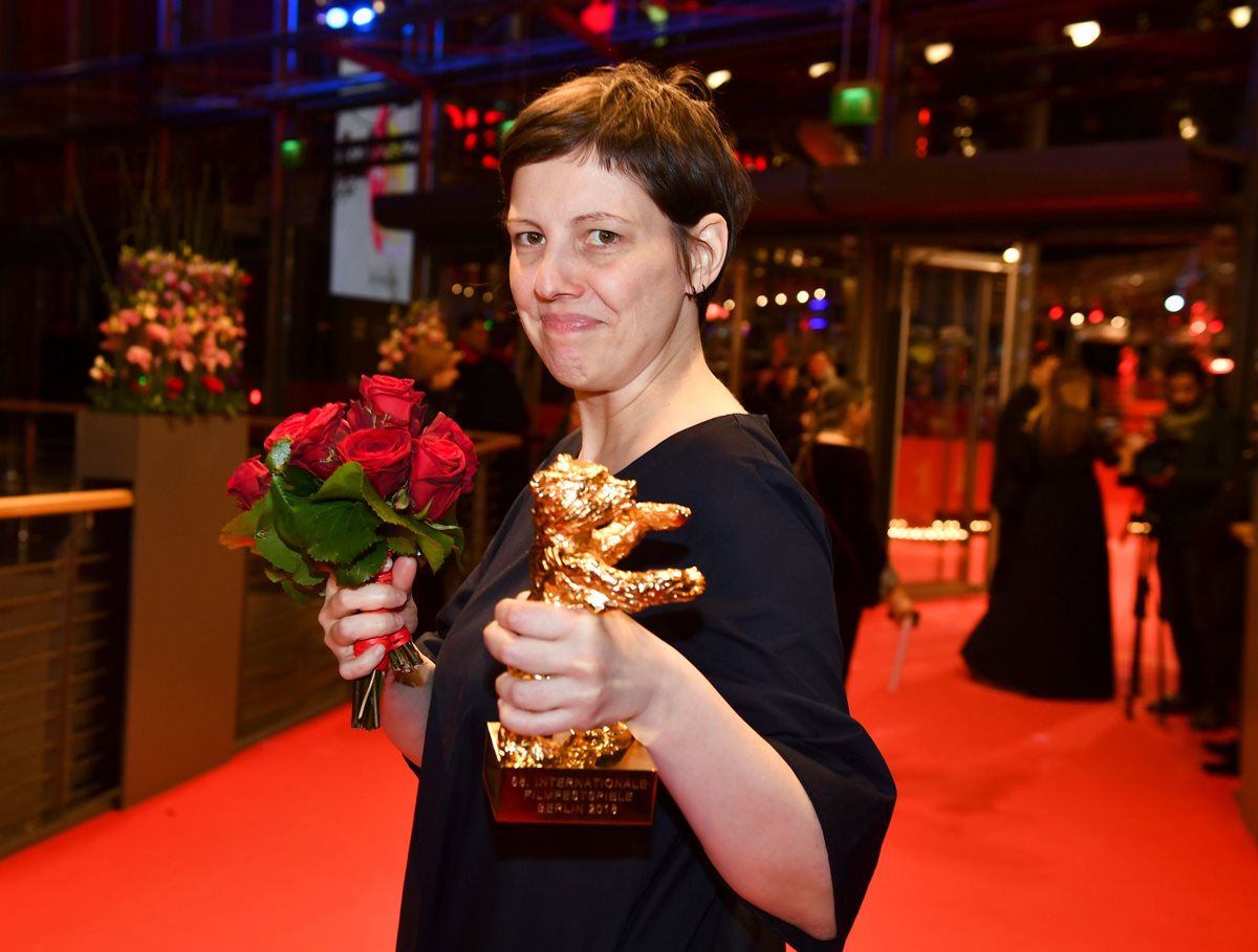 La directora rumana Adina Pintilie posa con el Oso de Oro, recibido por ganar en la categoría mejor película por "Touch Me Not" en la 68 edición de la Berlinale. (Foto Prensa Libre: AFP).