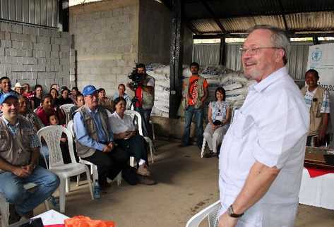 embajador Rousseau habla con pobladores de Monjas, Jalapa.