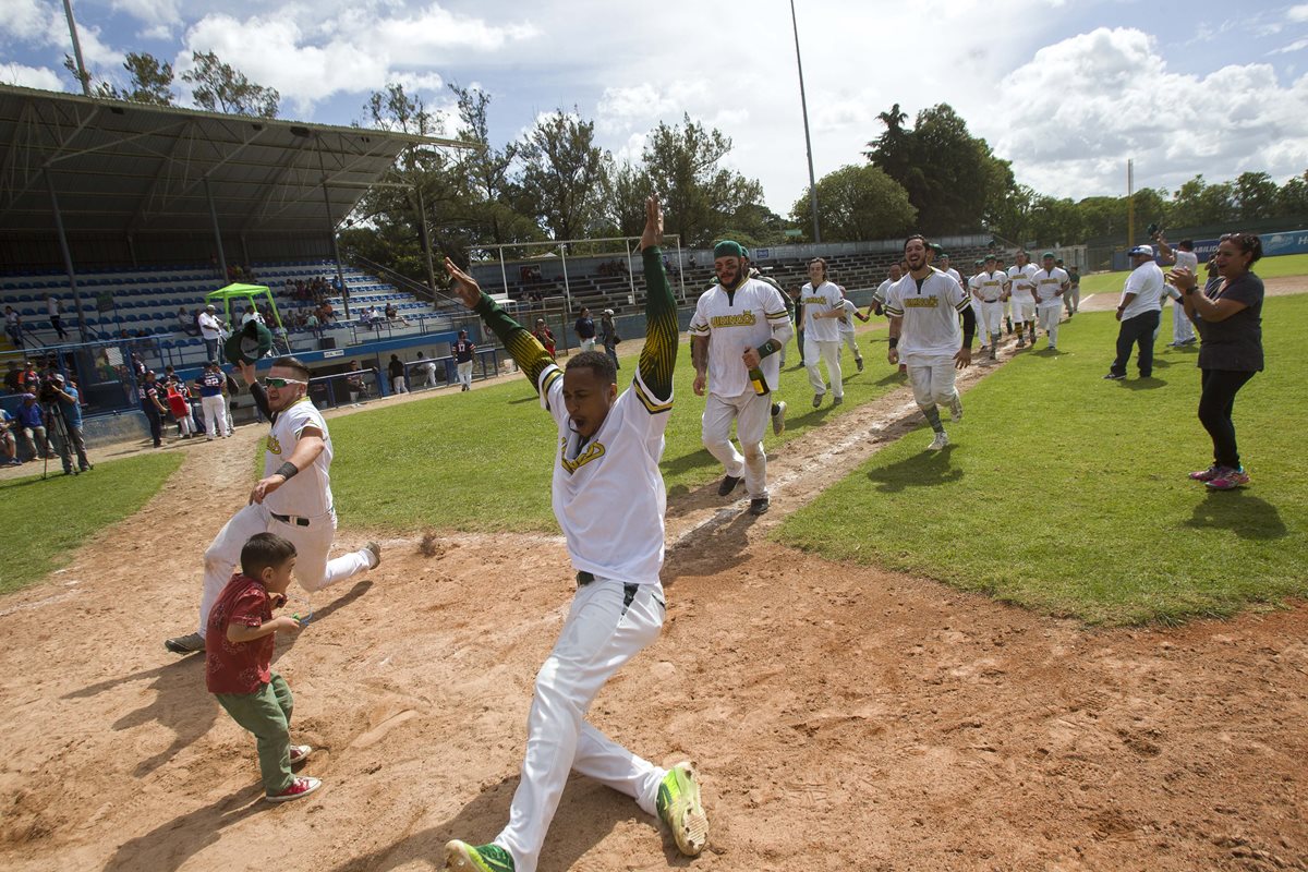 La novena de Vikingos se consagró en en la Liga Nacional de Beisbol de Guatemala. (Foto Prensa Libre: Norvin Mendoza)