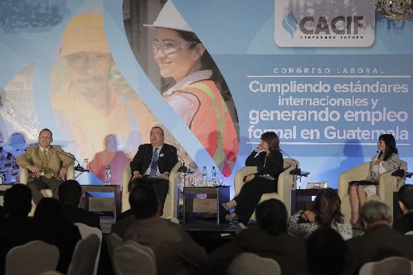 Expositores participan en las conferencias durante el primer Congreso Laboral del Cacif. (Foto Prensa Libre: Álvaro Interiano)