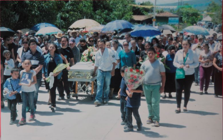 El sepelio de Ángela Molina fue acompañado por niños, aunque no es costumbre en el lugar. Algunos llevaron rosas, las flores que más le gustaban.