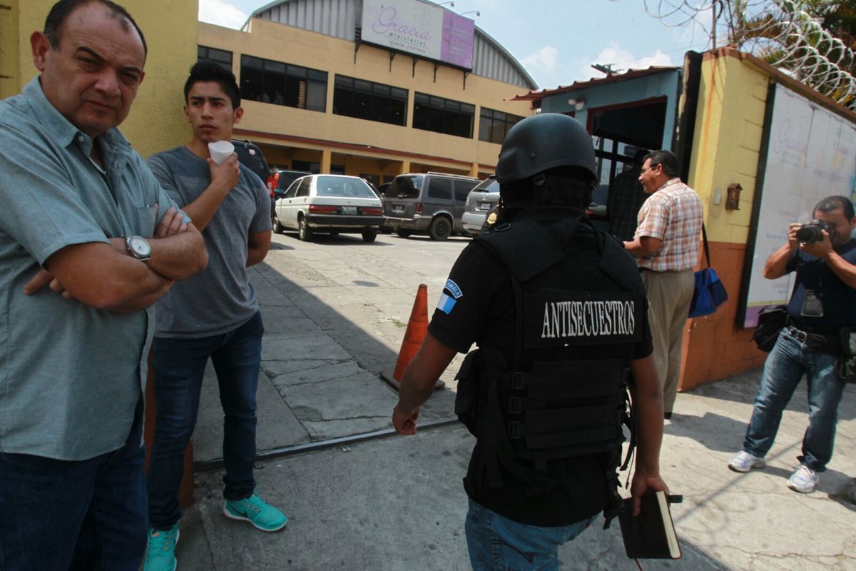 Los fieles religiosos fueron sorprendidos por el allanamiento. (Foto Prensa Libre: Estuardo Paredes)