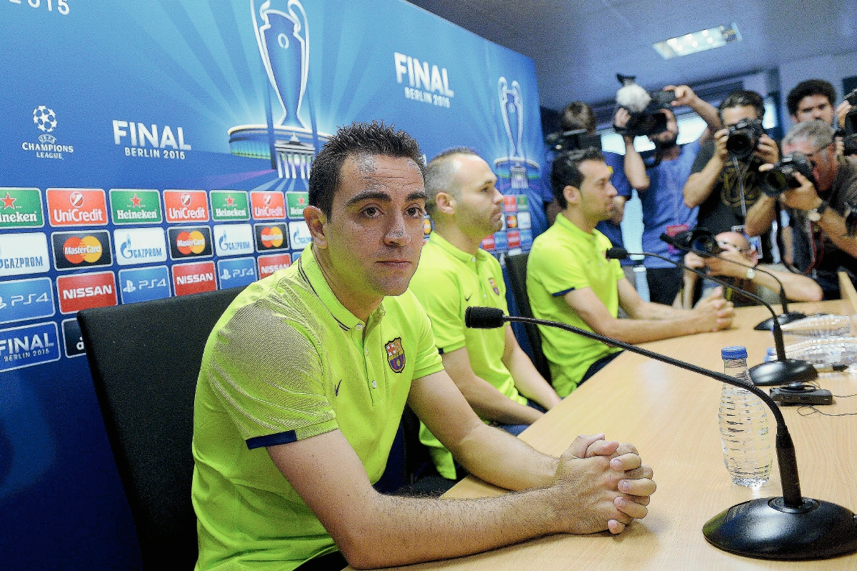 Xavi Hernández responde a las preguntas de los medios durante la conferencia de prensa de este martes. (Foto Prensa Libre: AFP)