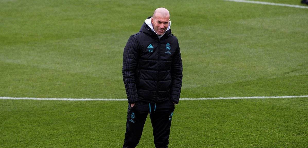 Zinedine Zidane, durante la práctica del Real Madrid, este viernes, en la Ciudad Deportiva de Valdebebas. (Foto Prensa Libre: EFE)