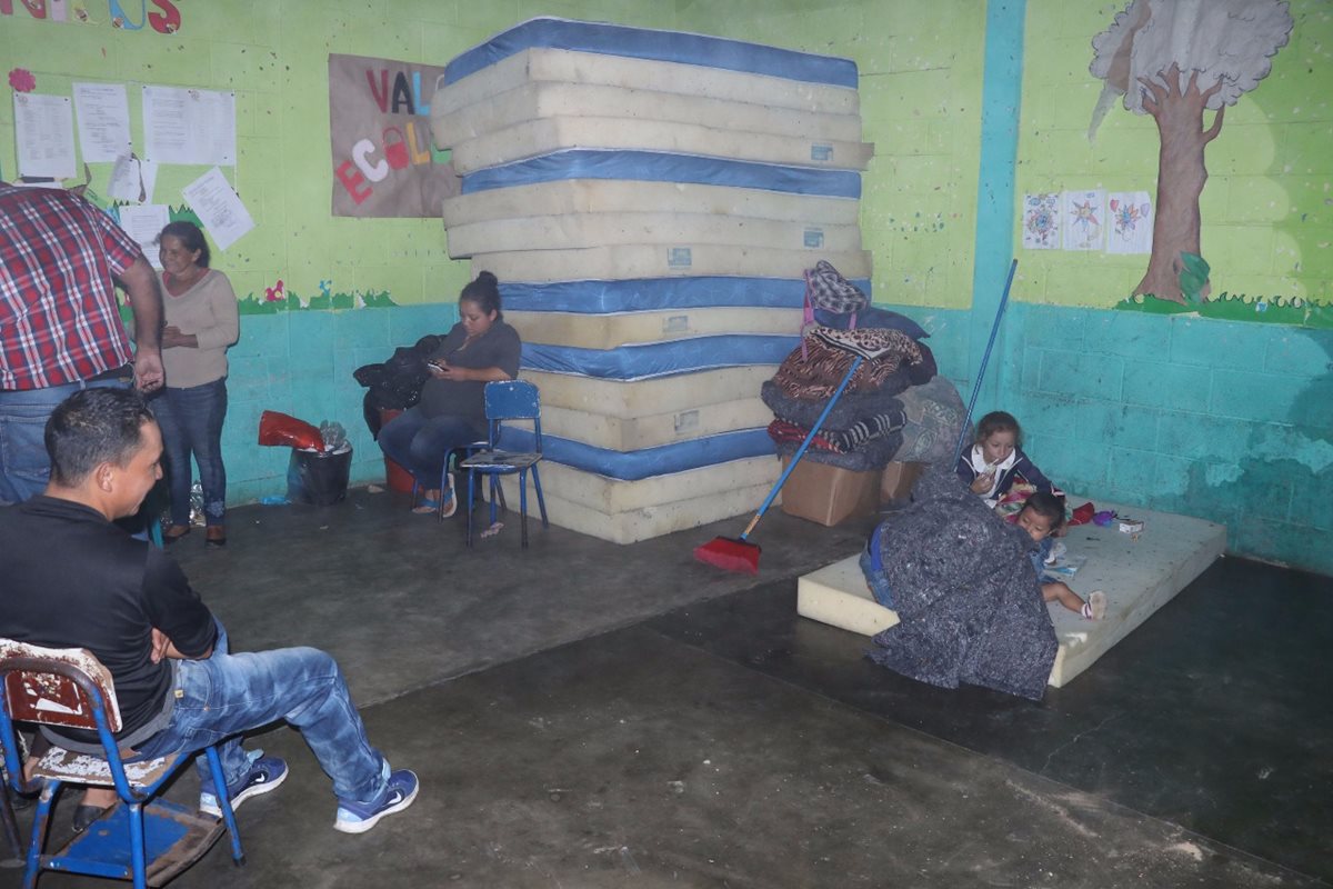 Varias familias permanecen en albergues en El patrocinio, San Vicente Pacaya, Escuintla. (Foto Prensa Libre: Cortesía)