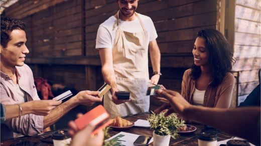 Las aplicaciones de pagos entre particulares evitan tener que dividir la cuenta (Foto Prensa Libre: GETTY IMAGES).