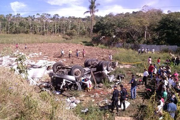 Curiosos observan el lugar donde quedó el camión accidentado, en Cuilapa. (Foto Prensa Libre: Oswaldo Cardona) <br _mce_bogus="1"/>
