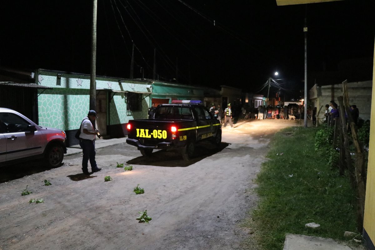 Una unidad de la PNC resguarda la escena del crimen donde murió un joven de 18 años en un ataque armado en la cabecera de Jalapa. (Foto Prensa Libre: Hugo Oliva)