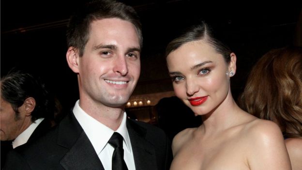 Spiegel y su mujer se han convertido en habituales de las fiestas de Hollywood. GETTY IMAGES