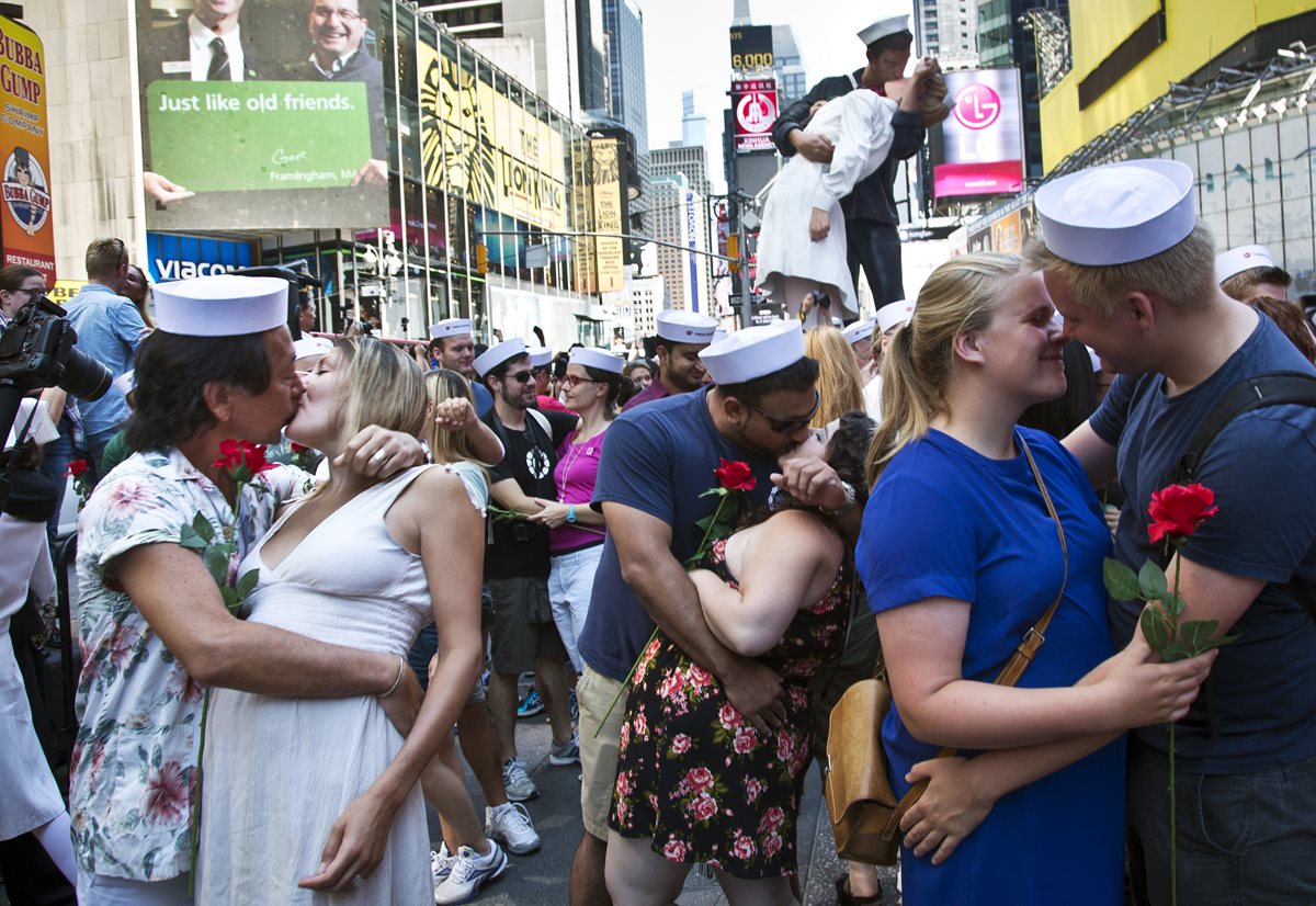 <em>Todos se besaron, con la misma pose original, para alegría de los turistas que visitaban la famosa plaza neoyorquina. (Foto Prensa Libre: AFP).</em>