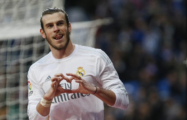 El centrocampista galés del Real Madrid Gareth Bale celebra la consecución del cuarto gol de su equipo al Rayo Vallecano. (Foto Prensa Libre: EFE)