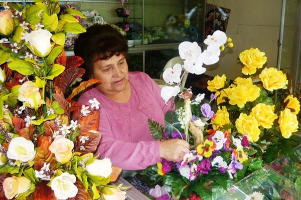 Violeta Ángel de Chávez es una profesora que vende arreglos florales en  la cabecera de San Marcos. (Foto Prensa Libre: Genner Guzmán)