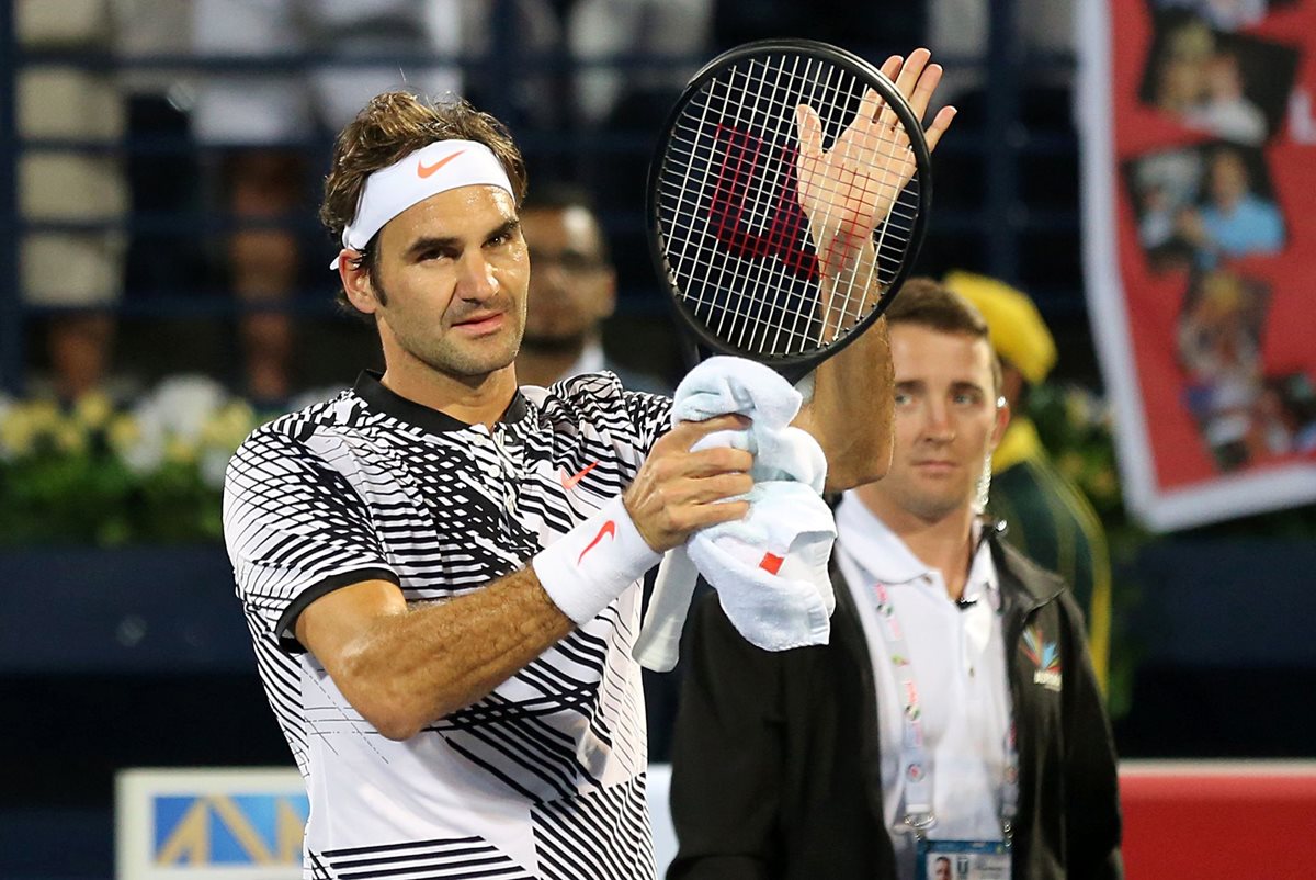 Roger Federer aplaude al público por su apoyo en el duelo en que venció a Benoit Paire. (Foto Prensa Libre: AFP)