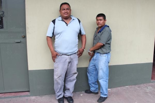 Dos hombres fueron capturados por transportar cocaína escondida bajo el asiento del piloto en una pulman. (Foto Prensa Libre: PNC)