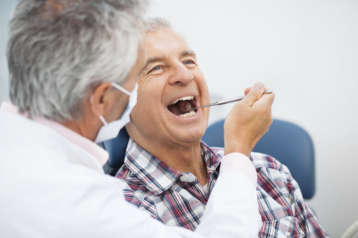 Los adultos mayores, especialmente los que tienen diabetes e hipertensión, deben efectuarse chequeos dentales cada tres meses.