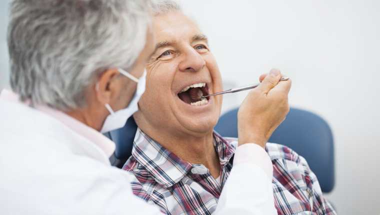 Los adultos mayores, especialmente los que tienen diabetes e hipertensión, deben efectuarse chequeos dentales cada tres meses.