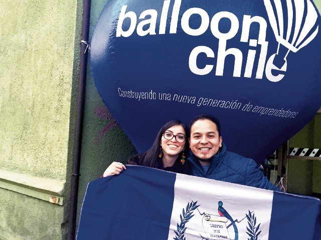 Óscar Cifuentes, junto a Desiré Ugarte, otra voluntaria guatemalteca, durante un evento de Balloon, en Chile.