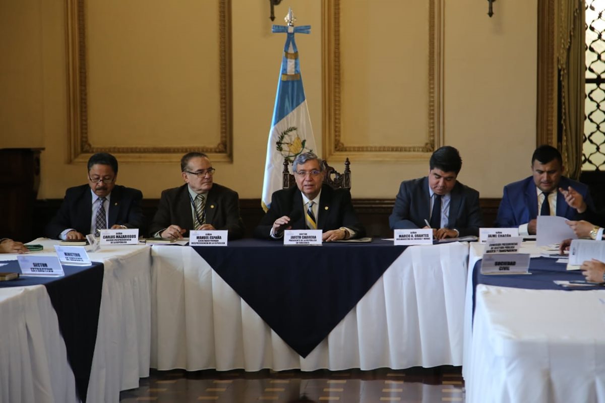 Presidente en funciones Jafeth Cabrera participa en una reunión sobre actividades extractivas en el Palacio Nacional de la Cutlura. (Foto Prensa Libre: Vicepresidencia)