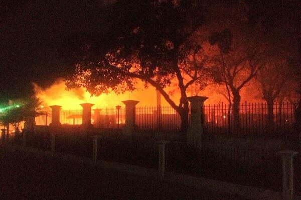Incendio consume locales comerciales. (Foto Prensa Libre: Tomada del Twitter de @ttefy2)<br _mce_bogus="1"/>
