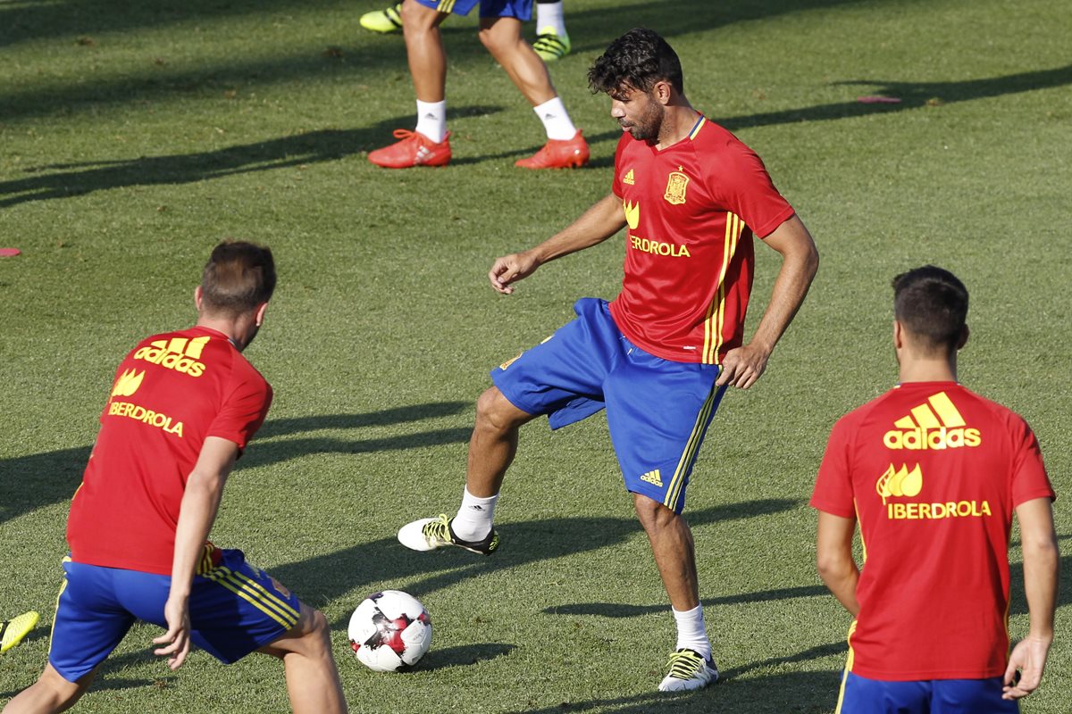 Diego Costa se entrena con la selección española. (Foto Prensa Libre: EFE)
