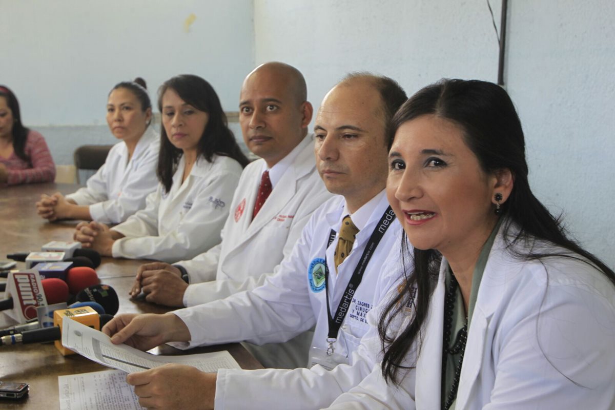 Médicos que integran la Junta Directiva del Hospital Roosevelt continúan con el cierre de la consulta externa debido a la falta de medicamentos. (Foto Prensa Libre: Edwin Bercián)