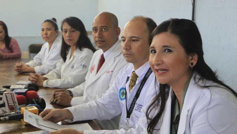 Médicos que integran la Junta Directiva del Hospital Roosevelt continúan con el cierre de la consulta externa debido a la falta de medicamentos. (Foto Prensa Libre: Edwin Bercián)