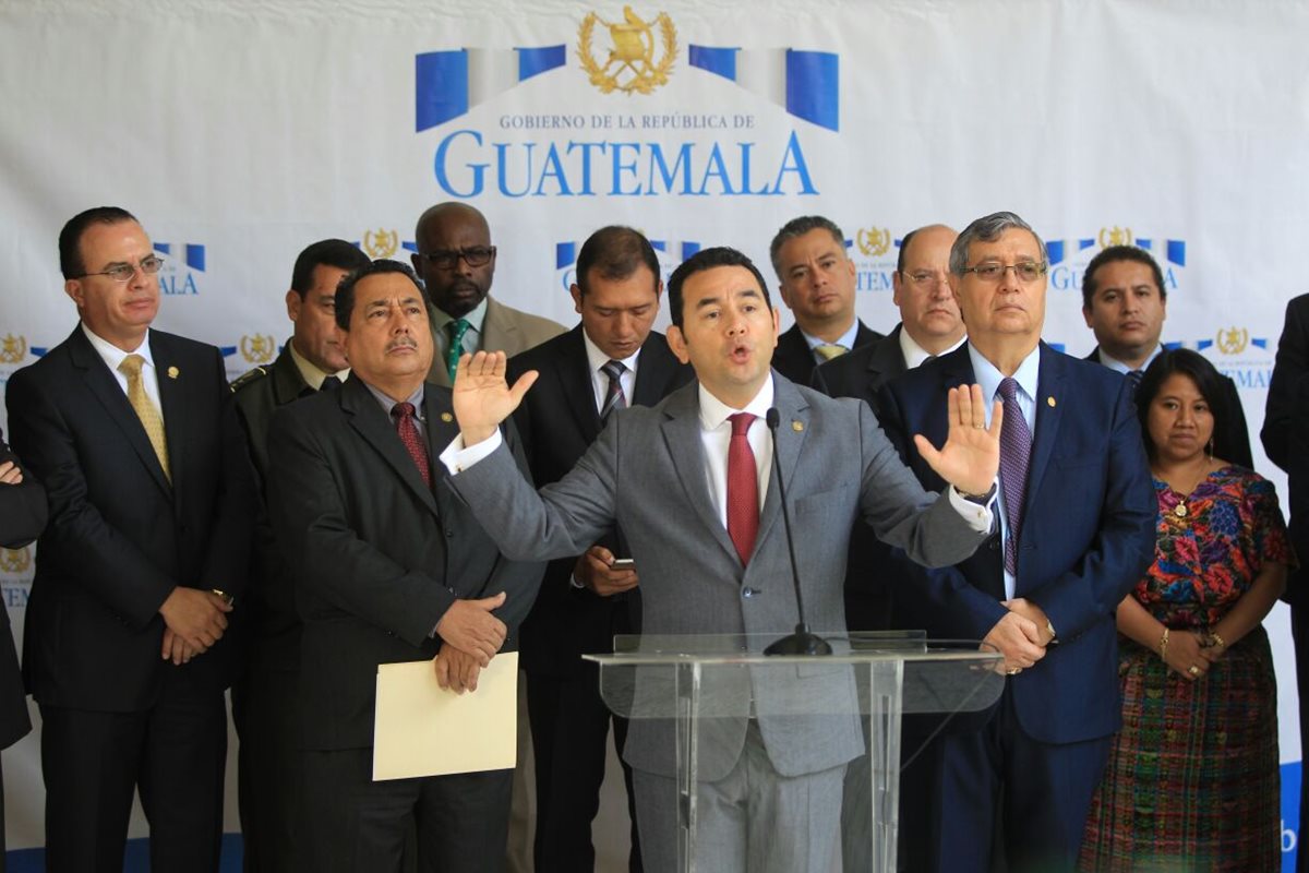 El presidente Morales explica la necesidad de acudir a la CIDH y que la presencia militar será permanente. (Foto Prensa Libre: Esbin García)