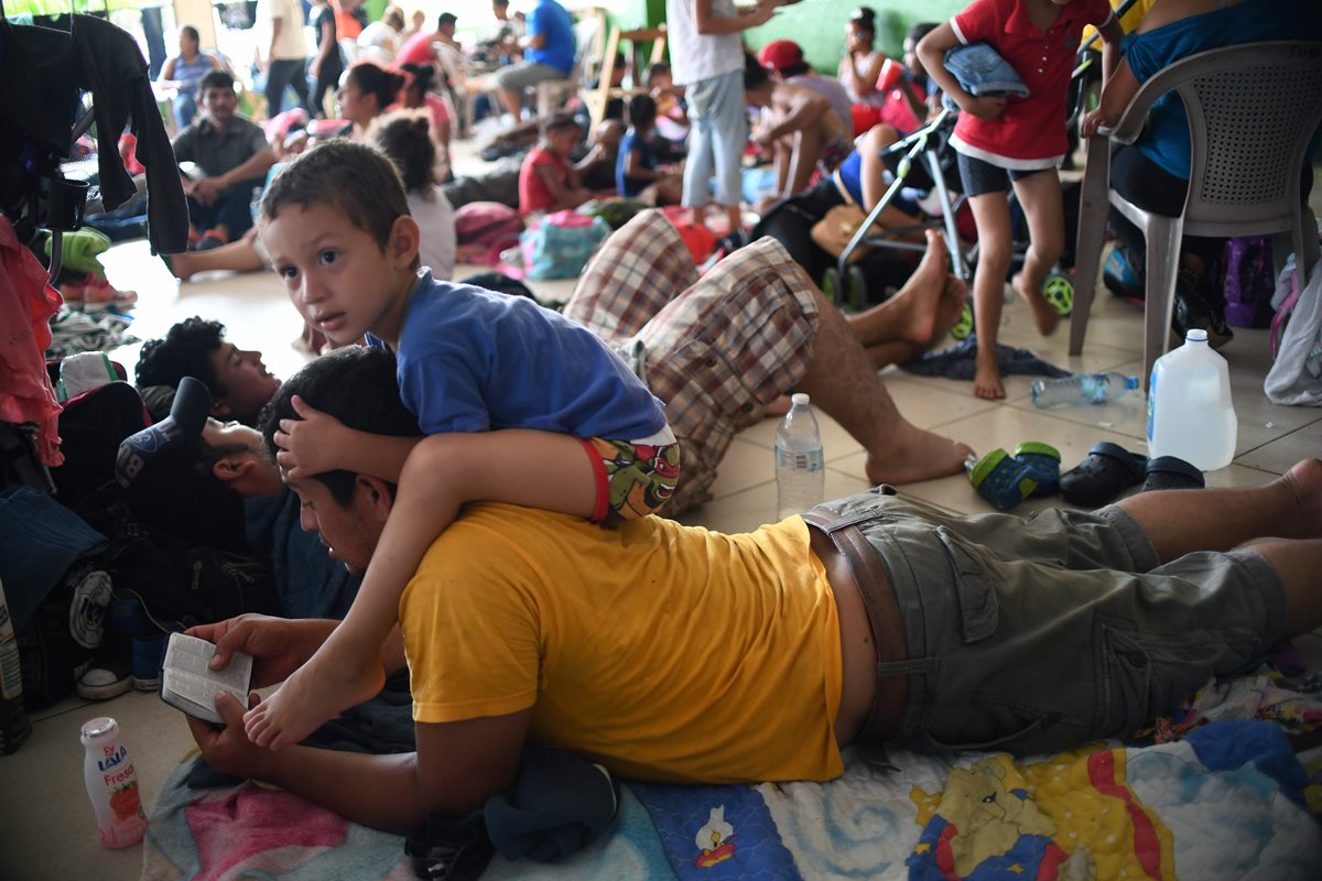 Un grupo de migrantes que logró cruzar la frontera, descansa en un albergue de Ciudad Hidalgo, México. (Foto Prensa Libre: AFP/Archivo).