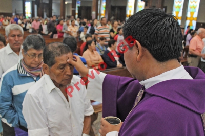 Católicos en Coatepeque, Quetzaltenango, reciben la imposición de la cruz de ceniza. (Foto Prensa Libre: Alexander Coyoy)