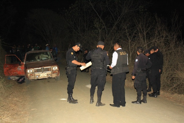 Elementos de la Policía Nacional Civil y Peritos del Ministerio Público trabajan en la escena del crimen. (Foto Prensa Libre: Héctor Contreras)