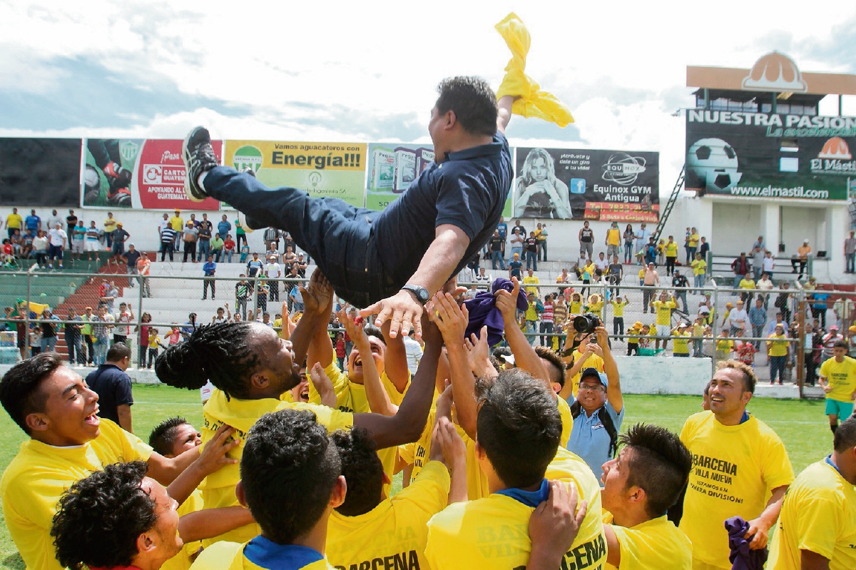 El entrenador Luis Fernando Fuentes es levantado por los jugadores de Bárcena, en la celebración por lograr el ascenso a la segunda fuerza del futbol nacional.(Foto Prensa Libre: Miguel López)