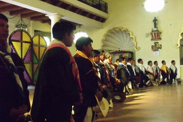 La solemnidad  envuelve el cambio de autoridades indígenas, que inicia en la parroquia local. (Foto Prensa Libre: Ángel Elías)